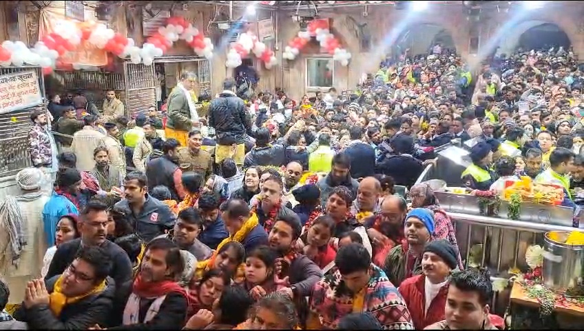 नए साल पर ठाकुर बांके बिहारी मंदिर में उमरा भक्तों का सैलाब