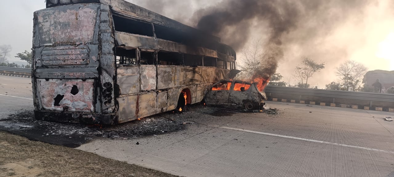 मथुरा,यमुना एक्सप्रेसवे पर बस और  कार की टक्कर दोनों बाहनो में लगी भीषण आग ,  कार  सवार 5 लोग जिन्दा जले,